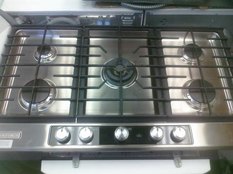 (9) Kitchen Aid KFGU766VSS 36″ 5-Burner Gas Cooktop with Front Controls and Continuous Grates, Stainless Steel