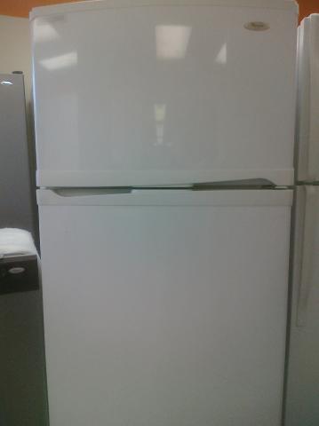 (9) Whirlpool ER2CHMXPQ 22 CuFt Top-Mount Refrigerator w/ Factory Installed Ice Maker, Smooth-White